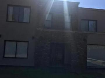 Casa · 249m² · 7 Ambientes · 2 Cocheras · Casa en Venta - 4 Dorm. 4 Baños - Ezeiza