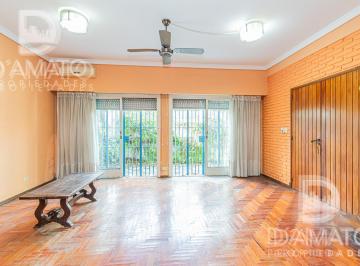 Casa · 240m² · 8 Ambientes · 1 Cochera · Casa en Nuñez