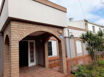 Casa · 200m² · 2 Dormitorios · 1 Cochera · Casa en Alquiler. 2 Dorm. C/local B° Marques de Sobremonte