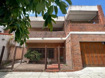 Casa · 243m² · 5 Ambientes · 1 Cochera · Casa en Haedo, Cinco Ambientes.