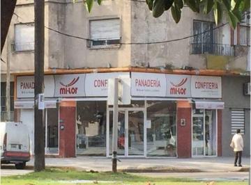 SDS-SDS-49_2 · Excelente Local Comercial en Esquina!