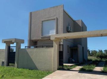 Casa · 110m² · 3 Ambientes · 2 Cocheras · Venta Casa 3 Ambientes Sobre 540 m² - Santa Elena - Apta Credito