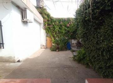 Casa · 243m² · 4 Ambientes · 1 Cochera · Venta Casa con Galpón y Terreno en Álvarez