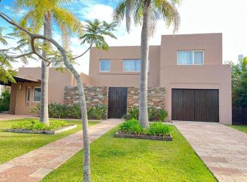 Casa · 400m² · 5 Ambientes · Casa en Alquiler en Albanueva Al Rio