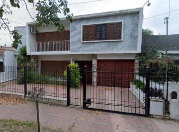 Casa · 242m² · 8 Ambientes · 1 Cochera · Casa de 242 m² Parque Velez Sarsfield a Reciclar