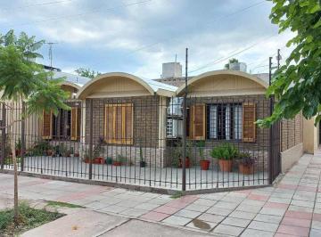 Casa · 109m² · 6 Ambientes · 1 Cochera · Casa Esquina en Venta - Dorrego - Guaymallén