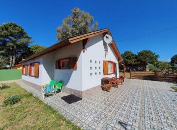 Casa · 144m² · 6 Ambientes · 2 Cocheras · Casa en Venta - 5 Dorm. 2 Baños - Cocheras - 250 m² - Nueva Atlantis