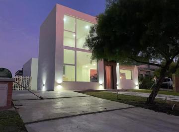 Casa · 147m² · 4 Ambientes · 2 Cocheras · Casa en Venta - 3 Dorm. 3 Baños - Cocheras - 551 m² - Santa Elena, Pilar