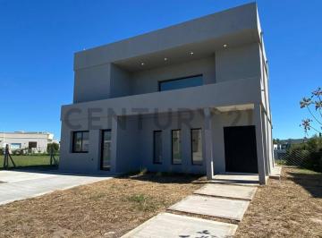 Casa · 187m² · 5 Ambientes · 4 Cocheras · Casa con Pileta Parquizada en Santa Guadalupe