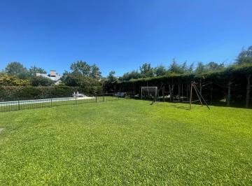 Casa · 250m² · 8 Ambientes · 2 Cocheras · Casa en Venta en Barrio La Casualidad, Pilar.