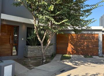 PH de 4 ambientes, Córdoba · Housing con Seguridad! Duplex 3 Dorm. 3 Baños, Patio, Coch. Doble.