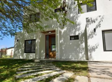 Casa de 4 ambientes, Campana · Casa a Estrenar Impecable Amplia y Luminosa