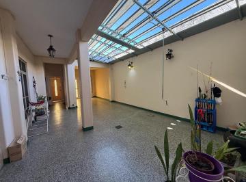 Casa · 253m² · 6 Ambientes · 2 Cocheras · En Venta Casa Amplia y Elegante en Bernal Oeste