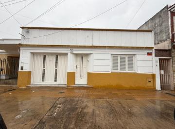 Casa · 253m² · 4 Ambientes · 2 Cocheras · En Venta Casa Amplia y Elegante en Bernal Oeste