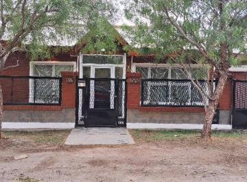 Frente · Casa Amplia y Luminosa con Pileta en Barrio Urbanización Bosch