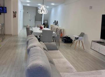 Casa · 180m² · 5 Ambientes · 1 Cochera · Casa de 5 Ambientes Remodelada con Cochera y Pileta en Villa Crespo