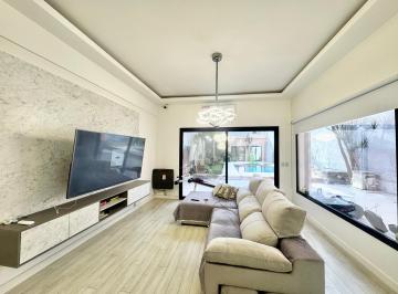 Casa · 180m² · 5 Ambientes · 2 Cocheras · Casa de 5 Ambientes Remodelada con Cochera y Pileta en Villa Crespo