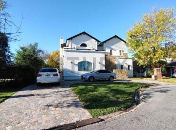 Casa · 345m² · 6 Ambientes · Casas en Venta en Hudson, 5 Dorm. con Pileta, Barrio Privado