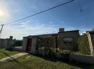 Casa · 80m² · 5 Ambientes · 2 Cocheras · Casa en Barrio Las Acequias, Roldán