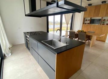 Casa · 170m² · 4 Ambientes · 1 Cochera · Casa en Venta - 3 Dorm. 3 Baños - Cochera - San Sebastián, Pilar