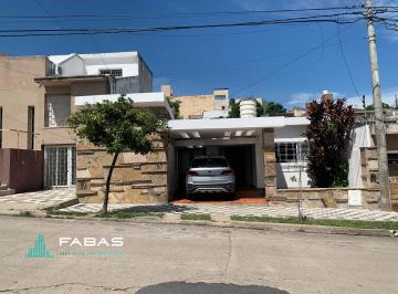 Casa de 6 ambientes, Córdoba · Un Hogar Completo en Barrio Crisol Norte: Funcionalidad y Espacio