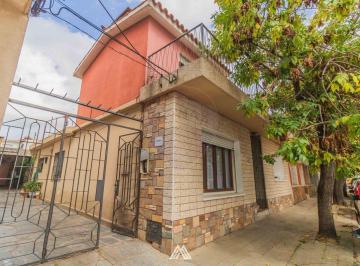 Casa · 174m² · 9 Ambientes · 2 Cocheras · Venta de Importante Casa en El Centro de Pando