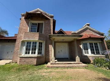 Casa · 261m² · 8 Ambientes · 1 Cochera · Casa en Venta en Pergamino con Pileta