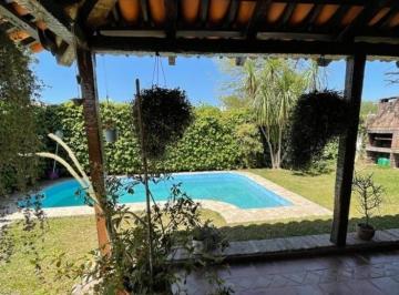 Casa · 450m² · 3 Dormitorios · 2 Cocheras · Casa con Pileta en B° Las Rosas