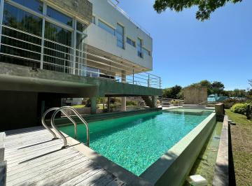 Casa · 471m² · 5 Ambientes · Casa en Venta - 5 Dorm. 4 Baños - 1059 m² - Carilo