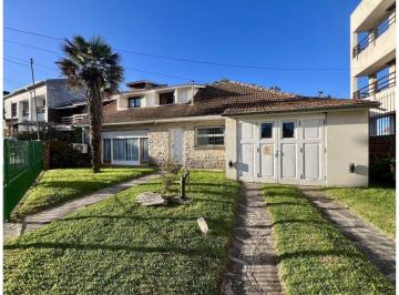 Casa · 140m² · 4 Ambientes · 1 Cochera · Venta Casa 4 Ambientes con Parque y Cochera