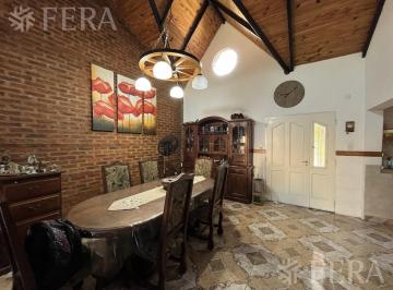 Casa · 207m² · 6 Ambientes · 1 Cochera · Venta Casa de 6 Ambientes con Cochera y Quincho en Sarandi - ¡Oportunidad!