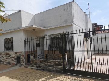 Casa · 80m² · 3 Ambientes · 2 Cocheras · Casa en Venta - 2 Dorm. 1 Baño - Cochera - 150 m² - Lanús Oeste