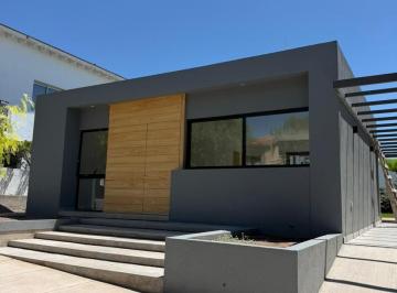 Casa de 6 ambientes, Ciudad de Mendoza · Casa a Estrenar en Barrio Dalvian