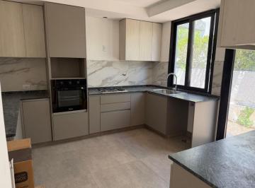 Casa de 6 ambientes, Ciudad de Mendoza · Casa a Estrenar en Barrio Dalvian
