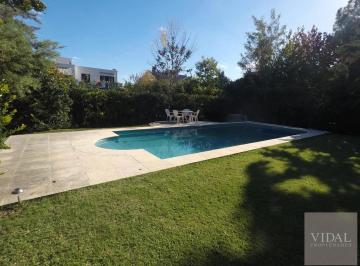 Casa · 225m² · 7 Ambientes · 2 Cocheras · Casa en Venta en Campo Grande