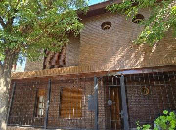 Casa · 208m² · 6 Ambientes · 1 Cochera · Alquiler Casa 3 Dorm. Centro Oeste