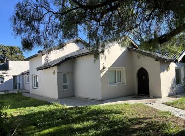 Casa · 319m² · 5 Ambientes · Amplia Casa con Jardín y Pileta – Ideal Para La Familia