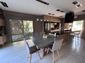 Casa · 548m² · 8 Ambientes · 2 Cocheras · Casa de Categoría 4 Dorm Chacras de La Villa
