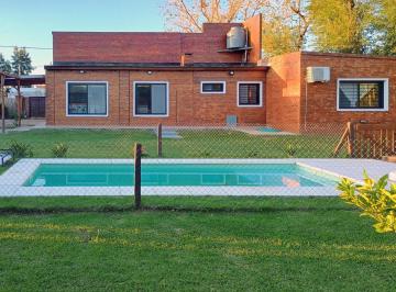 Casa · 192m² · 7 Ambientes · 2 Cocheras · Venta/permuta - Casa 3 Dorm. con Jardín y Piscina. Funes Town. Funes