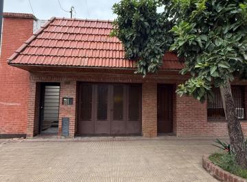Casa · 263m² · 5 Ambientes · 1 Cochera · Casa, Departamento y Galpon en Venta Apto Credito en La Plata