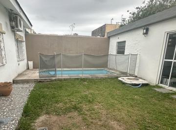 Casa · 103m² · 10 Ambientes · 1 Cochera · Venta de Casa 3 Dorm. con Pileta