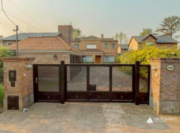 Casa · 300m² · 9 Ambientes · 4 Cocheras · Impecable Casa en Alquiler Fisherton Sobre Bv. Argentino. Jardín y Piscina. Cocheras