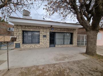 Casa · 90m² · 5 Ambientes · Alquilo Casa 3 Dorm. - Ingreso Vehicular - Patio - Santiago del Esto 820 - Plottier