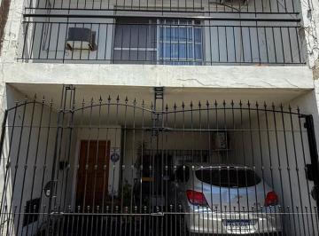 Casa · 216m² · 4 Ambientes · 1 Cochera · Duplex en Lomas del Mirador, Excelente Oportunidad