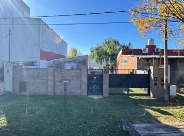 Casa · 300m² · 2 Dormitorios · Casa Sobre Av Arturo Illia Al 400
