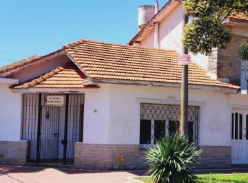 Casa · 100m² · 4 Ambientes · 1 Cochera · Chalet en Esquina de 4 Amb. Patio. Garaje