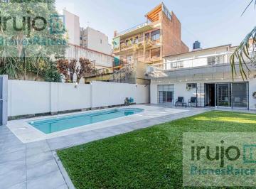 Casa · 327m² · 7 Ambientes · 2 Cocheras · Casa de 7 Ambientes con Cochera Doble Quincho y Pileta en Villa del Parque