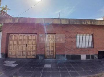 Casa · 130m² · 4 Ambientes · 1 Cochera · Casa Chalet en Venta en Lomas de Zamora, G. B. a. Zona Sur, Argentina