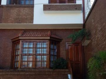 Casa · 229m² · 4 Ambientes · 3 Cocheras · Triplex con Jardin y Cocheras a La Venta Bernal Centro Apto Credito