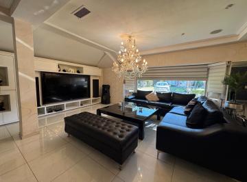 Casa · 360m² · 5 Ambientes · 5 Cocheras · Casa en Venta en Campos de Alvarez